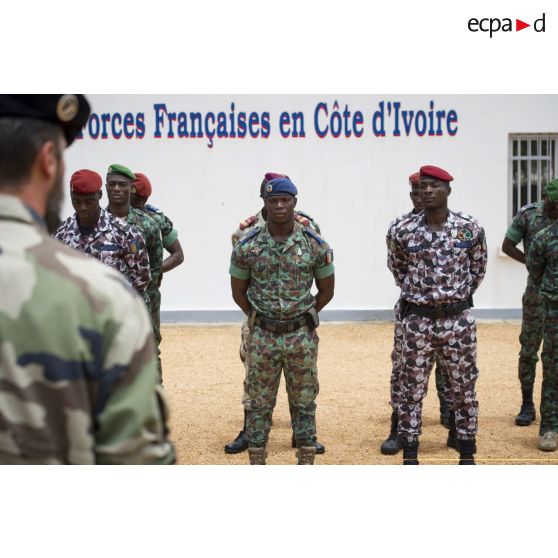 Un instructeur du 13e bataillon de chasseurs alpins (BCA) encadre des gendarmes ivoiriens pour leur remise de diplôme à l'issue d'une formation à Abidjan, en Côte d'Ivoire.