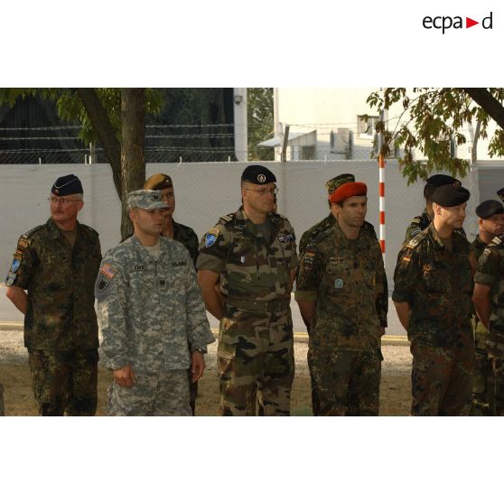 Officiers de différentes nationalités présents la cérémonie devant le monument aux morts du camp de Pristina film city.