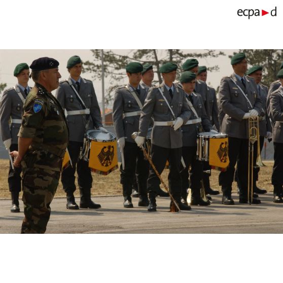 Le général de corps d'armée Xavier Bout de Marnhac, commandant montant de la KFOR et le régiment de musique allemand.