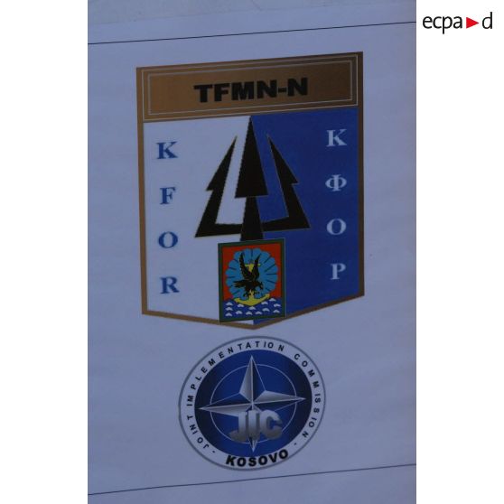 Emblème TFMN (brigade multinationale) KFOR franco-serbe - JIC (joint implementation commission) Kosovo en cyrillique.