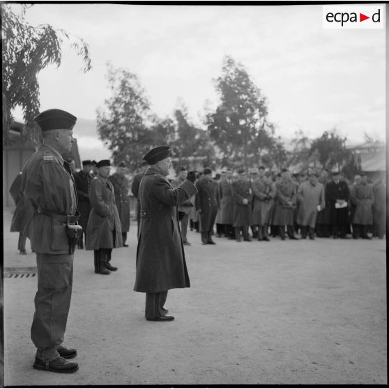 Allocution d'un officier supérieur au centre d'instruction de Beni-Messous.