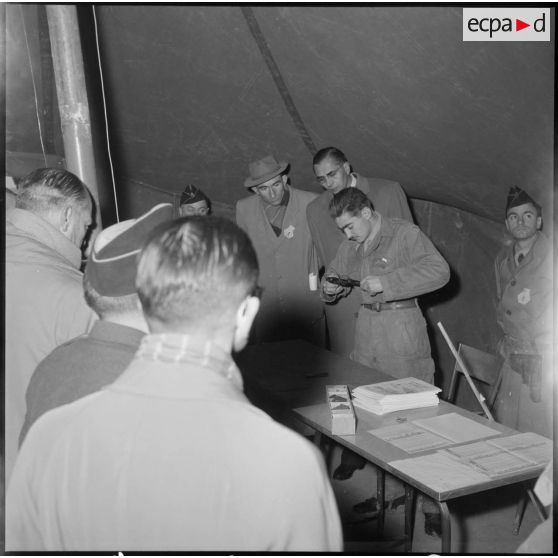 Cours d'instruction au maniement d'un pistolet automatique au centre d'instruction de Beni-Messous.