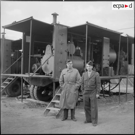 Deux militaires français au centre d'instruction de Beni-Messous.