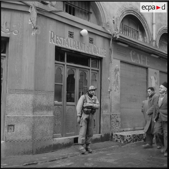 Opération de police dans la casbah d'Alger.