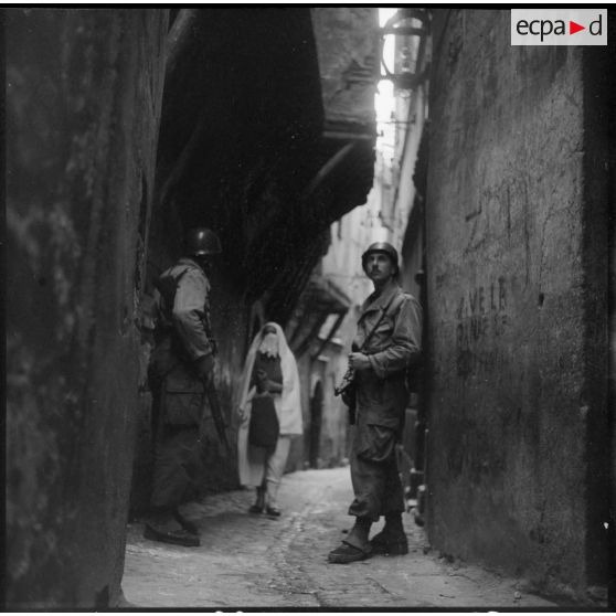 Opération de maintien de l'ordre dans la casbah d'Alger.