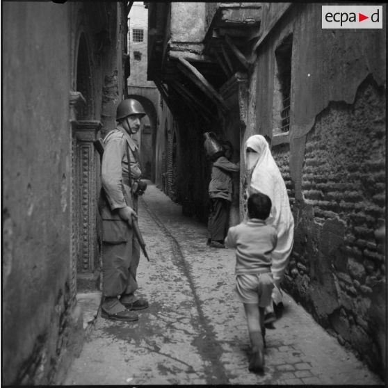 Opération de police dans la casbah d'Alger.