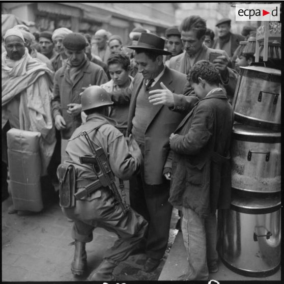 Opération de police dans la casbah d'Alger.