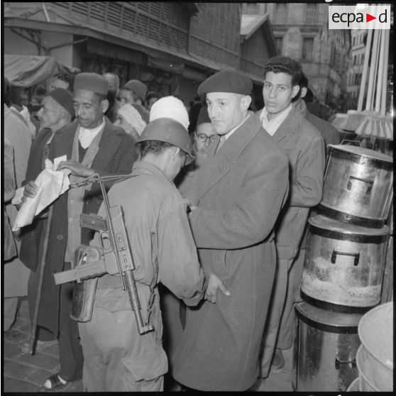 Opération de police dans la casbah d'Alger.