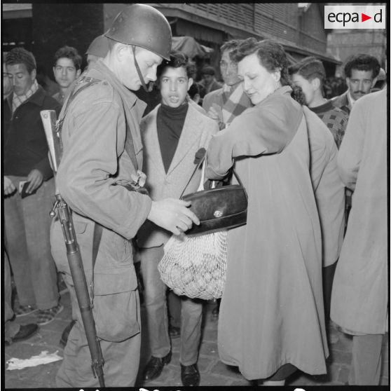 Opération de police dans la casbah d'Alger.