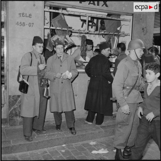 Opération de police dans la casbah d'Alger.