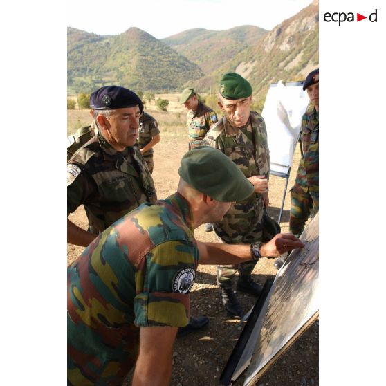 Le général de MARNHAC examine la carte du Kosovo en présence d'un officier belge.