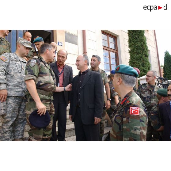 Le général de corps d'armée Xavier Bout Marnhac, COM-KFOR, prend congé à la fin de la visite de l'école de musique de Prizren Lorenc Antoni.