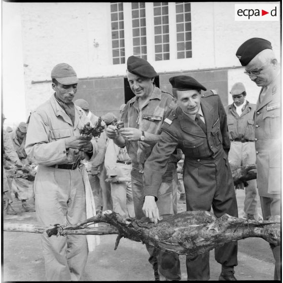 Visite du centre de structuration d'Aïn El Adjar, la création du commando Georges par le colonel Marcel Bigeard. [Description en cours]