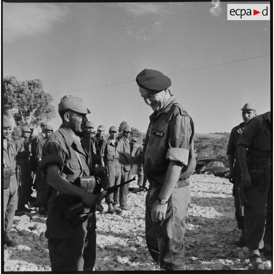 Visite du centre de structuration d'Aïn El Adjar, la création du commando Georges par le colonel Marcel Bigeard. [Description en cours]