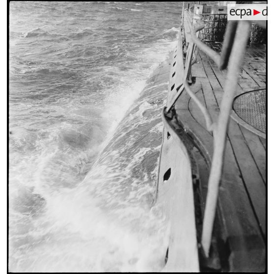 Le sous-marin des Forces navales françaises libres (FNFL) la Minerve fait surface au cours d'un exercice.