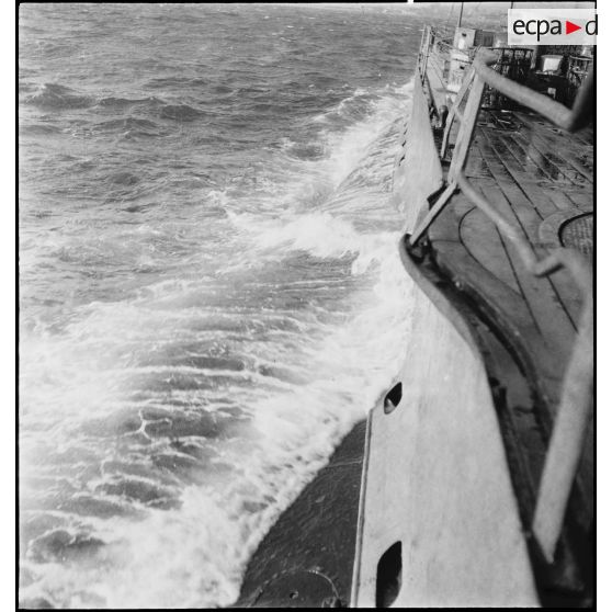 Le sous-marin des Forces navales françaises libres (FNFL) la Minerve fait surface au cours d'un exercice.