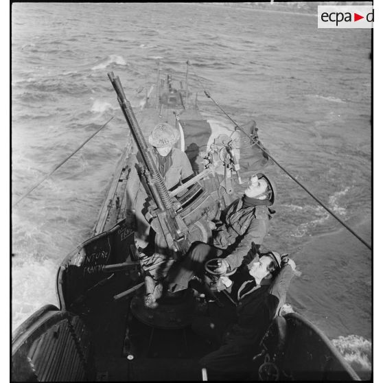 Exercice de tir antiaérien d'une des mitrailleuses Hotchkiss de 13,2 mm du sous-marin des Forces navales françaises libres (FNFL) la Minerve.