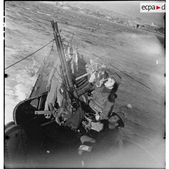 Exercice de tir antiaérien d'une des mitrailleuses Hotchkiss de 13,2 mm du sous-marin des Forces navales françaises libres (FNFL) la Minerve.