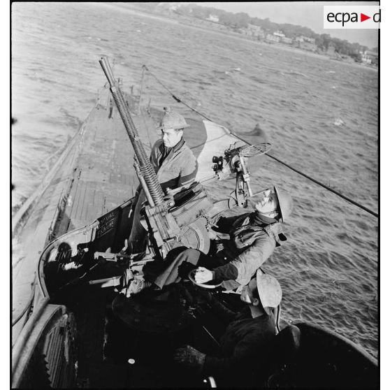 Exercice de tir antiaérien d'une des mitrailleuses Hotchkiss de 13,2 mm du sous-marin des Forces navales françaises libres (FNFL) la Minerve.