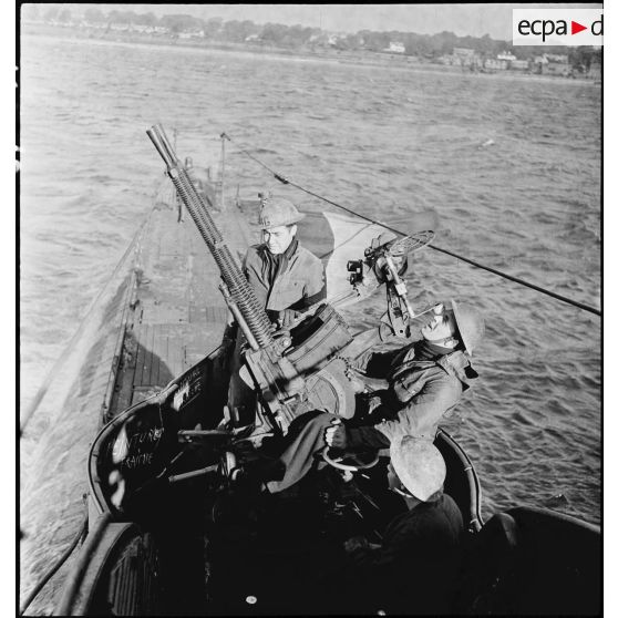 Exercice de tir antiaérien d'une des mitrailleuses Hotchkiss de 13,2 mm du sous-marin des Forces navales françaises libres (FNFL) la Minerve.