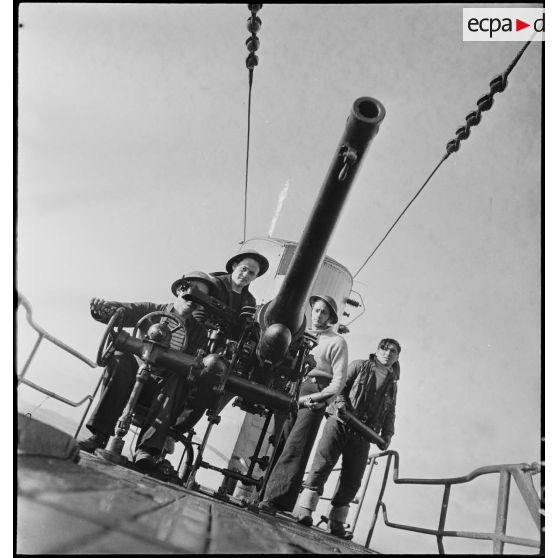 Exercice de tir antiaérien du canon de 75 mm du sous-marin des Forces navales françaises libres (FNFL) la Minerve.