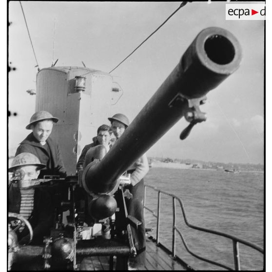 Exercice de tir antiaérien du canon de 75 mm du sous-marin des Forces navales françaises libres (FNFL) la Minerve.