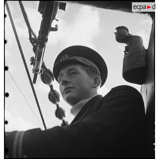 Portrait au cours d'un exercice de l'enseigne de vaisseau de 1re classe Jean-Pierre Brunet dans le kiosque du sous-marin des Forces navales françaises libres (FNFL) la Minerve.