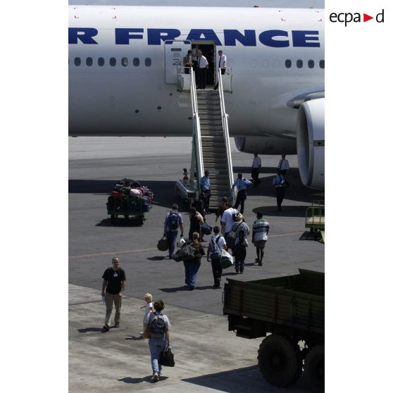 Les ressortissants se dirigent vers l'avion Boeing 777 d'Air France lors de l'évacuation à l'aéroport international d'Abidjan.