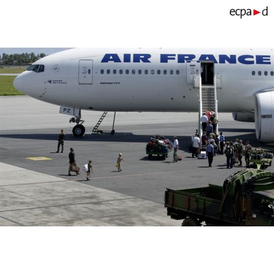 Les ressortissants se dirigent vers l'avion Boeing 777 d'Air France lors de l'évacuation à l'aéroport international d'Abidjan.