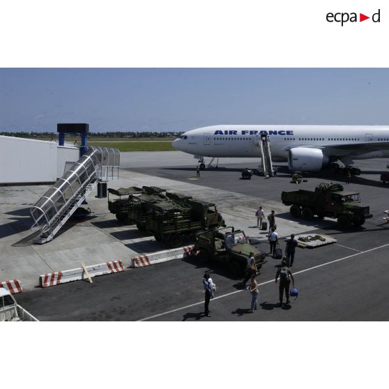 Les ressortissants se dirigent vers l'avion Boeing 777 d'Air France lors de l'évacuation à l'aéroport international d'Abidjan.