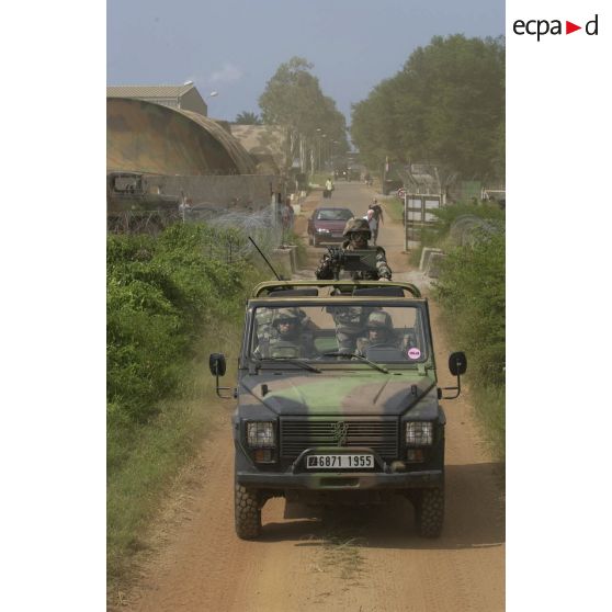 Peugeot P4 d'escorte et son mitrailleur en escorte du convoi de récupération de ressortissants par le 5e RG (régiment du génie) mandaté par l'ONU (Organisation des Nations unies).