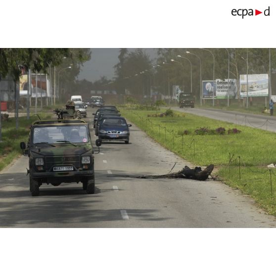 Peugeot P4 d'escorte et son mitrailleur en escorte du convoi de récupération de ressortissants par le 5e RG (régiment du génie) mandaté par l'ONU (Organisation des Nations unies) sur le trajet en ville.