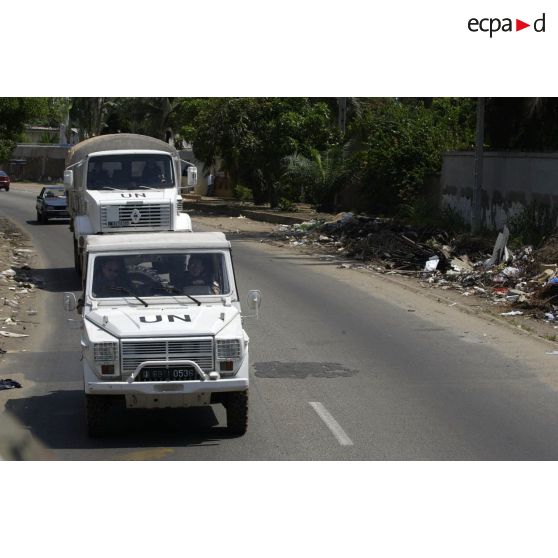 Trajet en ville du convoi de récupération de ressortissants par le 5e RG (régiment du génie) mandaté par l'ONU (Organisation des Nations unies). Des détritus jonchent le bord de route.