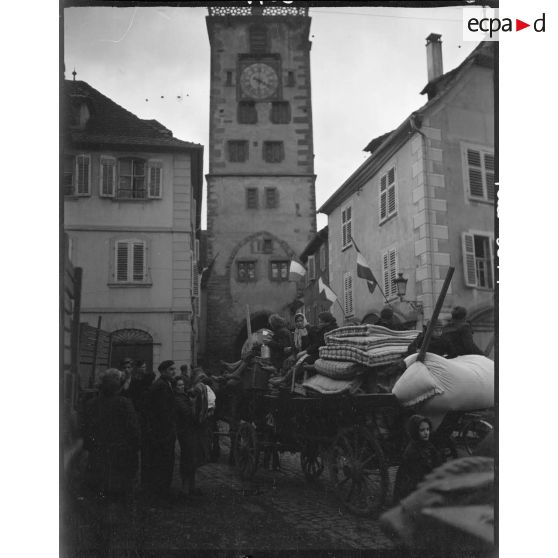 Près de la tour de l'horloge, des habitants de Ribeauvillé rentrent chez eux après la libération de la commune par la 2e division blindée (DB).