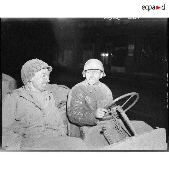 Le cameraman Christian Gaveau (à gauche) et le photographe Roland Lennad du service cinématographique de l'armée (SCA), circulent à bord de leur jeep dans les environs de Sélestat.