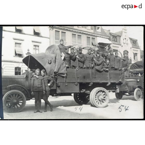 [Des soldats américains de l'AEF en camions s'arrêtent et posent pour la photographie].