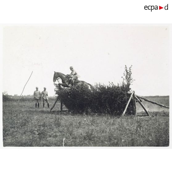 [Un cavalier saute un obstacle pendant un entraînement].