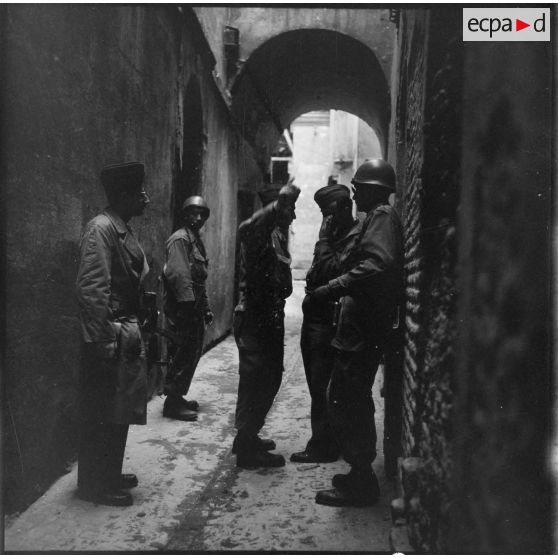 Opération de police dans la casbah d'Alger.