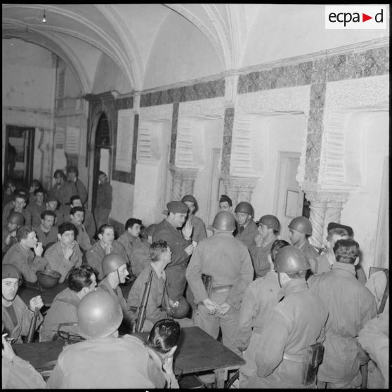 Opération de police dans la casbah d'Alger.