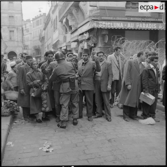 Opération de police dans la casbah d'Alger.