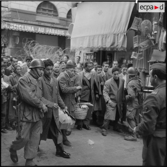 Opération de police dans la casbah d'Alger.