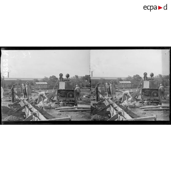 Trompeloup près de Pauillac, centre américain d'hydravions. Construction d'un hangar sur l'emplacement d'une vieille maison. [légende d'origine]