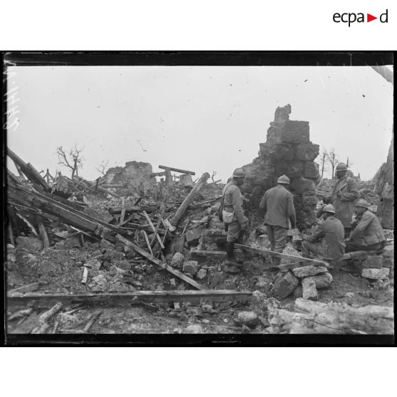 La ferme de l'Ange Gardien, soldats déjeunant. [légende d'origine]