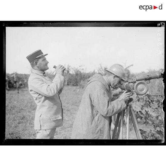 DOUBLON ERRONE de SPA 94 R 3454bis, A SUPPRIMER. Remigny (Aisne). Mission de la presse française, auto canons DCA. Un avion est signalé. [légende d'origine]