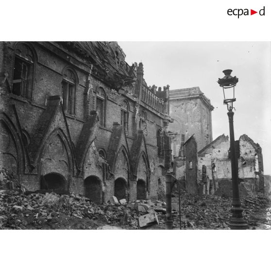 Nieuport (Belgique). L'église et la tour. Vue prise de la place. [légende d'origine]