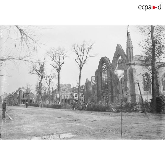 Nieuport (Belgique). Rue haute et église. [légende d'origine]