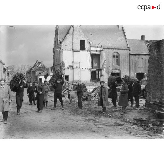 Nieuport (Belgique). Corvée de galions par les fusiliers marins. [légende d'origine]