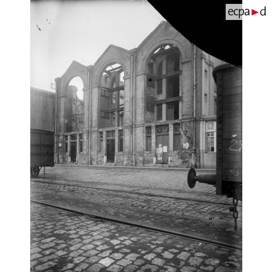 Dunkerque (nord). Les docks. Vue prise du quai. [légende d'origine]