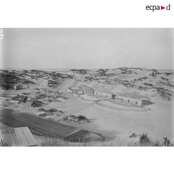 Coxyde-Bains (Belgique). Les dunes. Ensemble du camp de l'adjudant Lefevre (tué à l'ennemi). [légende d'origine]