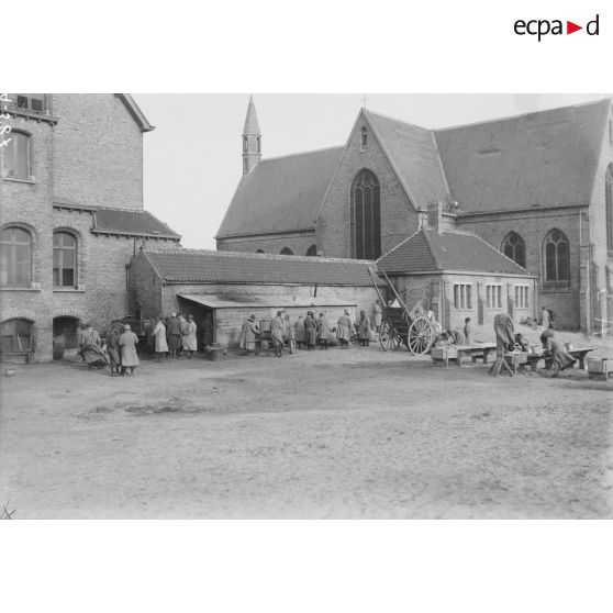 Coxyde-Bains (Belgique). Cantonnement de tirailleurs et église. [légende d'origine]